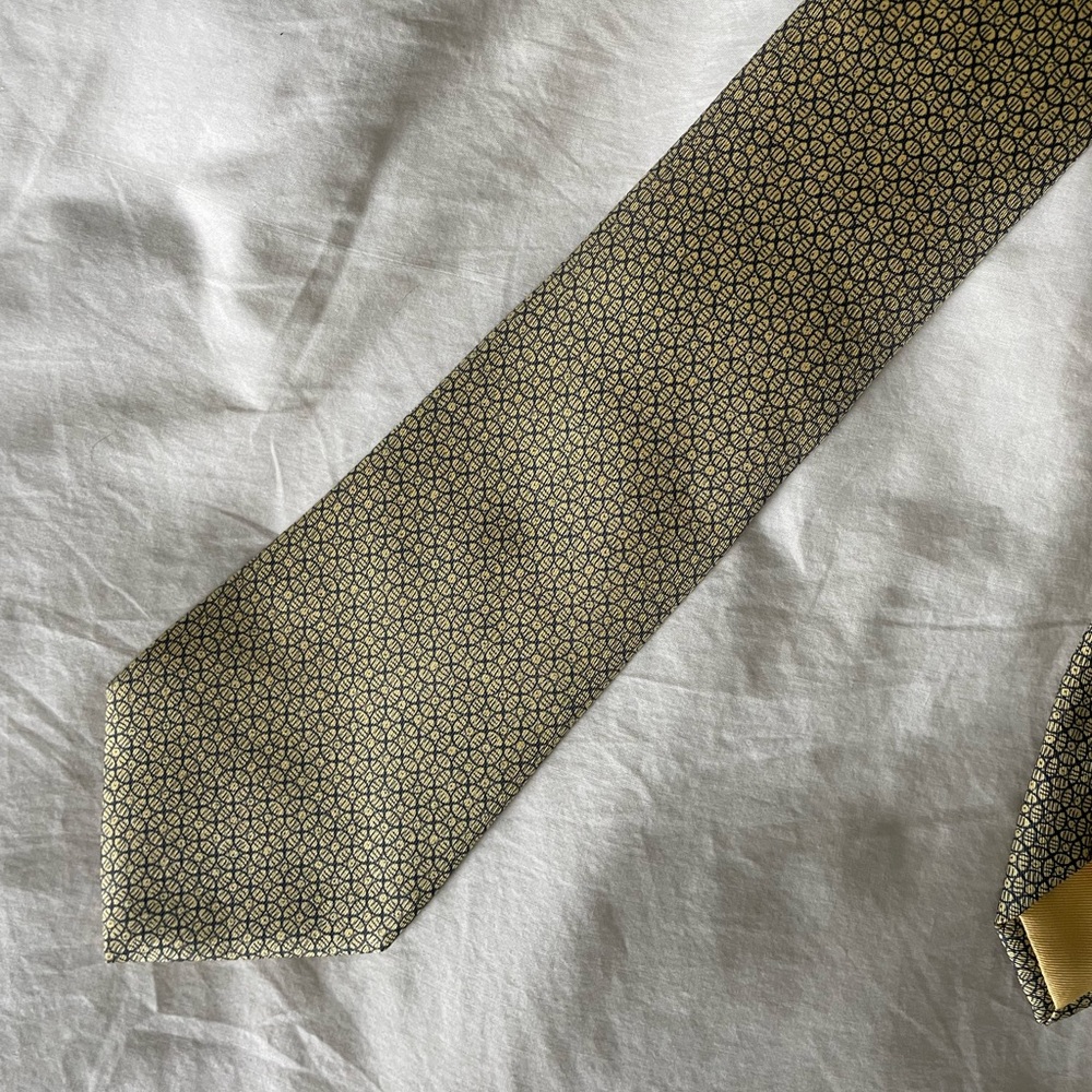Hermès silk tie — like new condition